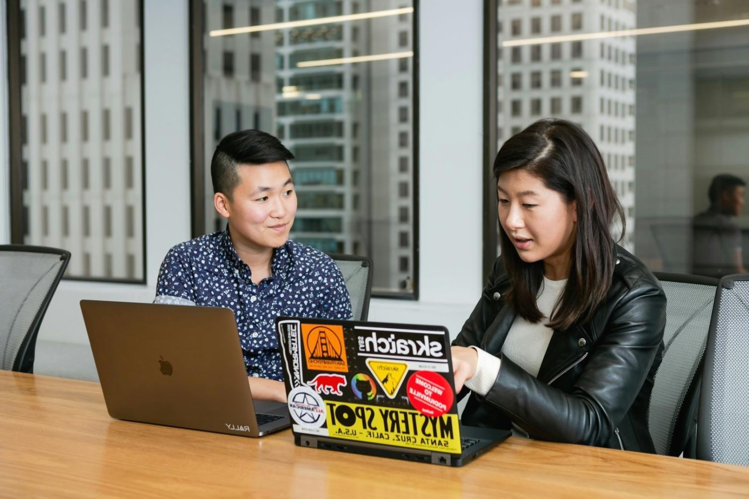 Studente che lavora su design front-end